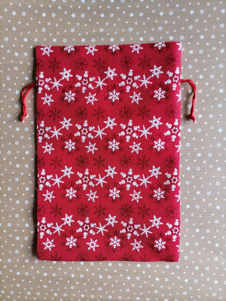 Mikulášske vrecko červené s vločkami 30 x 20cm