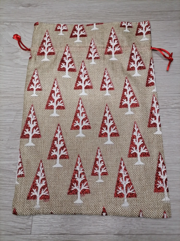 Mikulášske vrecko hnedé s červenými stromčekmi 30 x 20cm