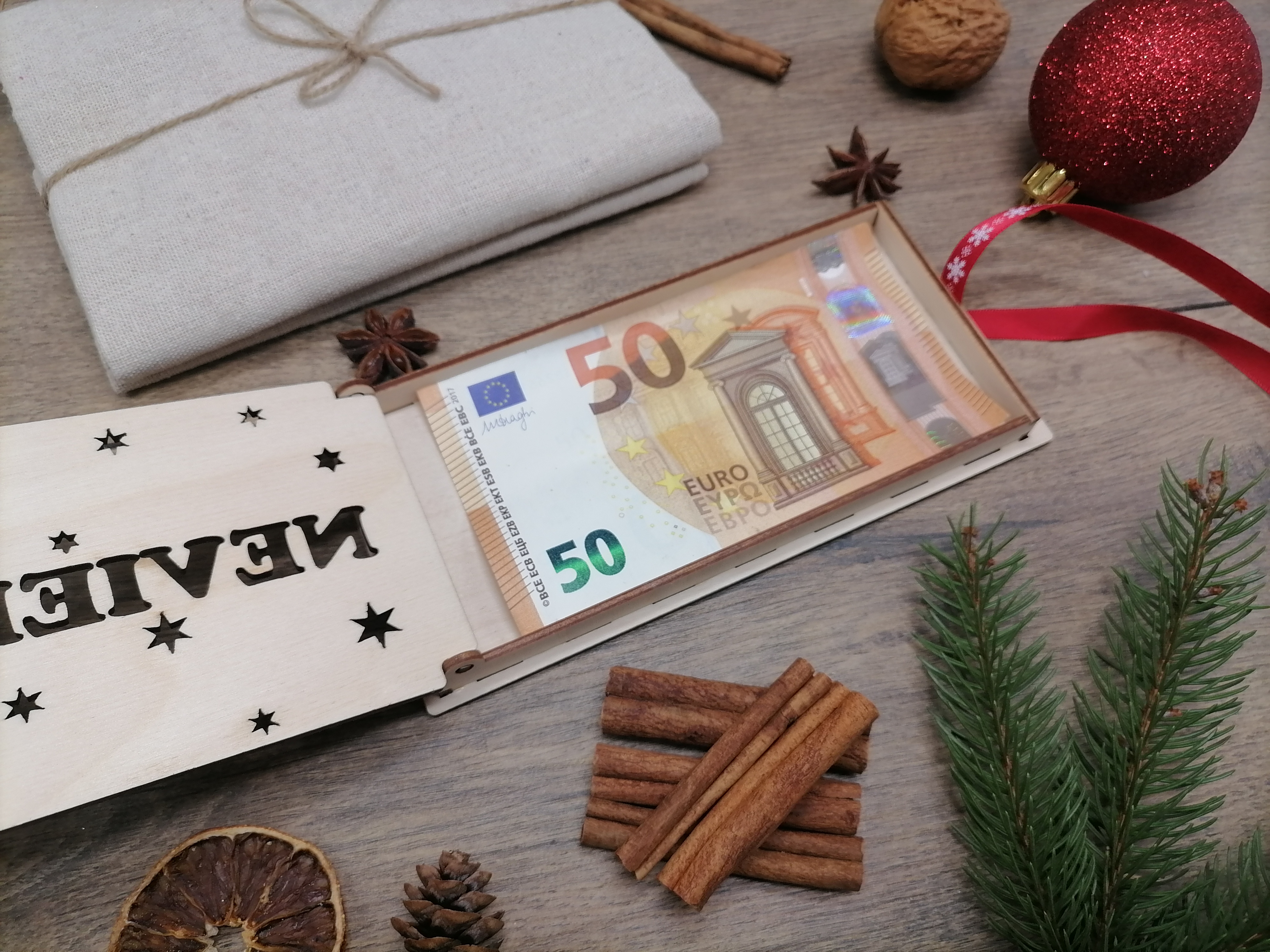 Drevená vianočná obálka na peniaze Neviem