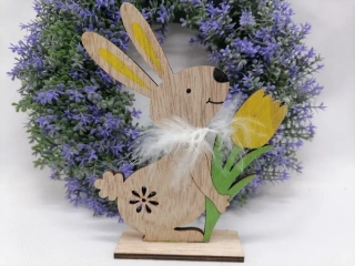 Zajko s tulipánom stojaci