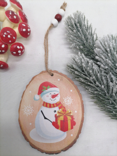 Drevená ozdôbka so snehuliakom
