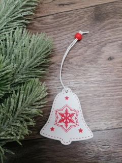 Biely zvonček dekorovaný červenými vločkami