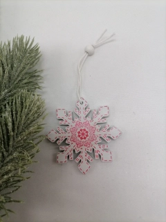 Drevená biela vločka s červeným vzorom