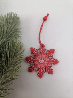 Drevená červená vločka s bielym vzorom